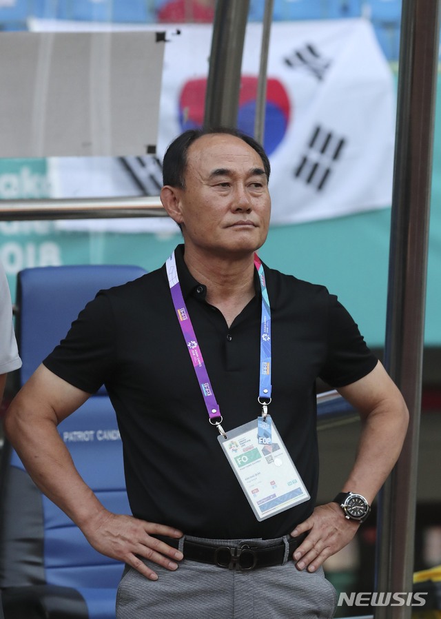 【브카시(인도네시아)=뉴시스】최진석 기자 = 27일(현지시각) 오후 인도네시아 브카시 패트리엇 스타디움에서 열린 '2018 자카르타·팔렘방 아시안게임' 남자 축구 8강전 대한민국과 우즈베키스탄의 경기. 한국 김학범 감독이 그라운드를 바라보고 있다. (Canon EOS-1D X Mark Ⅱ EF100-400 f4.5-5.6 IS Ⅱ USM ISO 1600, 셔터 1/2000, 조리개 6.3) 2018.08.27. myjs@newsis.com