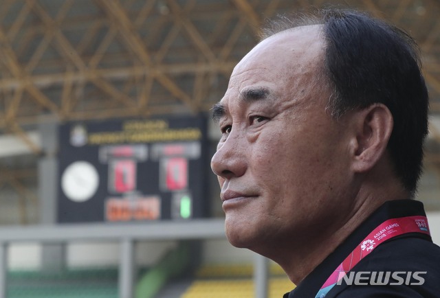 【브카시(인도네시아)=뉴시스】최진석 기자 = 27일(현지시각) 오후 인도네시아 브카시 패트리엇 스타디움에서 열린 '2018 자카르타·팔렘방 아시안게임' 남자 축구 8강전 대한민국과 우즈베키스탄의 경기. 한국 김학범 감독이 그라운드를 바라보고 있다. (Canon EOS-1D X Mark Ⅱ EF100-400 f4.5-5.6 IS Ⅱ USM ISO 1600, 셔터 1/250, 조리개 16) 2018.08.27. myjs@newsis.com
