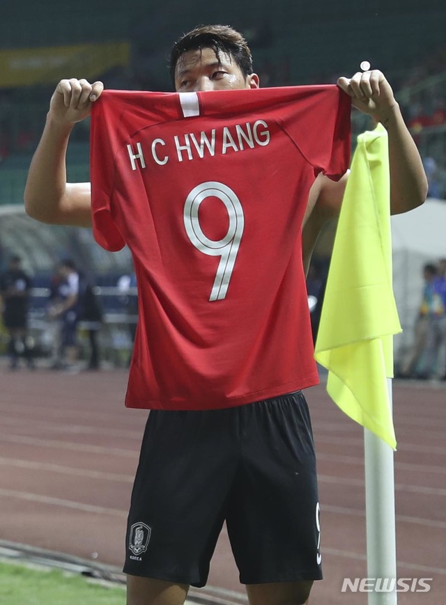 【브카시(인도네시아)=뉴시스】최진석 기자 = 27일(현지시각) 오후 인도네시아 브카시 패트리엇 스타디움에서 열린 '2018 자카르타·팔렘방 아시안게임' 남자 축구 8강전 대한민국과 우즈베키스탄의 경기. 한국 황희찬이 페널티킥 골을 넣은 뒤 기뻐하고 있다. (Canon EOS-1D X Mark Ⅱ EF200-400 f4.5-5.6 IS Ⅱ USM ISO 3200, 셔터 1/1000 , 조리개 4.5) 2018.08.27.&nbsp; myjs@newsis.com 