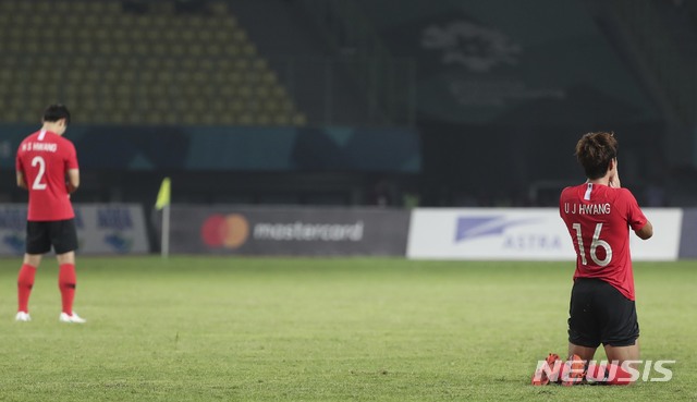 【브카시(인도네시아)=뉴시스】최진석 기자 = 27일(현지시각) 오후 인도네시아 브카시 패트리엇 스타디움에서 열린 '2018 자카르타·팔렘방 아시안게임' 남자 축구 8강전 대한민국과 우즈베키스탄의 경기. 한국 황의조가 황희찬의 페널티킥의 성공을 기원하며 기도를 하고 있다.&nbsp; (Canon EOS-1D X Mark Ⅱ EF200-400 f4.5-5.6 IS Ⅱ USM ISO 3200, 셔터 1/1000 , 조리개 4.5) 2018.08.27. myjs@newsis.com