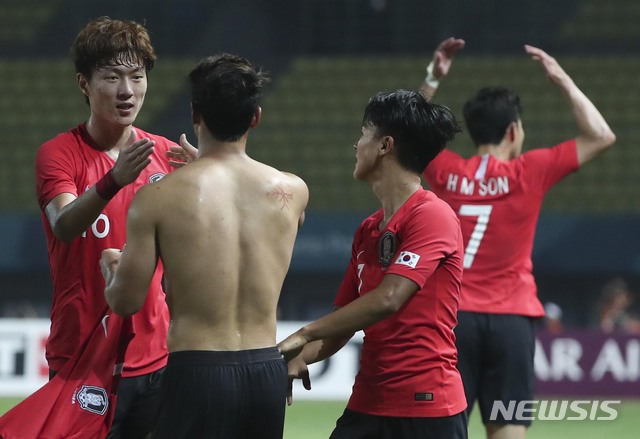 【브카시(인도네시아)=뉴시스】최진석 기자 = 27일(현지시각) 오후 인도네시아 브카시 패트리엇 스타디움에서 열린 '2018 자카르타·팔렘방 아시안게임' 남자 축구 8강전 대한민국과 우즈베키스탄의 경기. 한국 황희찬이 페널티킥 골을 넣은 뒤 페널티킥을 얻어낸 황의조와 함께 기뻐하고 있다.&nbsp; (Canon EOS-1D X Mark Ⅱ EF200-400 f4.5-5.6 IS Ⅱ USM ISO 3200, 셔터 1/1000 , 조리개 4.5) 2018.08.27. myjs@newsis.com