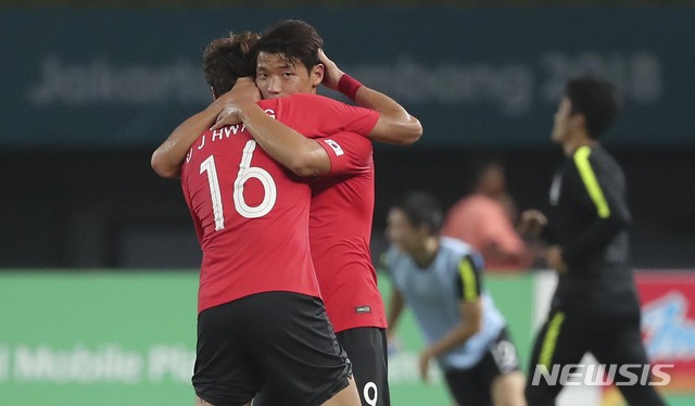 【브카시(인도네시아)=뉴시스】최진석 기자 = 27일(현지시각) 오후 인도네시아 브카시 패트리엇 스타디움에서 열린 '2018 자카르타·팔렘방 아시안게임' 남자 축구 8강전 대한민국과 우즈베키스탄의 경기에서 연장 혈투 끝에 4:3으로 승리를 거둔 황의조와 황희찬이 기뻐하고 있다. (Canon EOS-1D X Mark Ⅱ EF200-400 f4.5-5.6 IS Ⅱ USM ISO 3200, 셔터 1/1000 , 조리개 4.5) 2018.08.27. myjs@newsis.com
