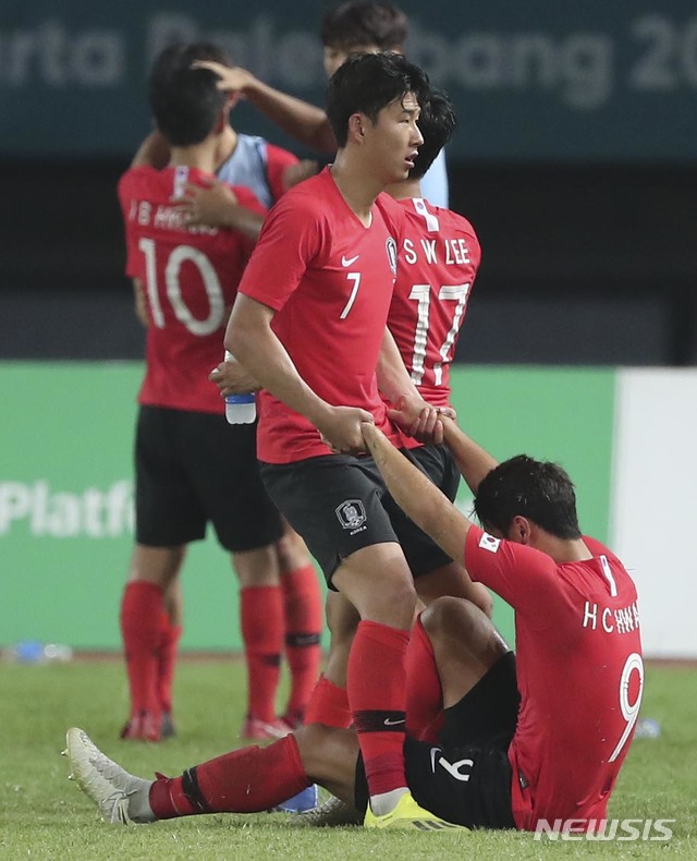 【브카시(인도네시아)=뉴시스】최진석 기자 = 27일(현지시각) 오후 인도네시아 브카시 패트리엇 스타디움에서 열린 '2018 자카르타·팔렘방 아시안게임' 남자 축구 8강전 대한민국과 우즈베키스탄의 경기에서 연장 혈투 끝에 4:3으로 승리를 거둔 손흥민과 황희찬이 기뻐하고 있다. (Canon EOS-1D X Mark Ⅱ EF200-400 f4 IS Ⅱ USM ISO 3200, 셔터 1/1000 , 조리개 4.5) 2018.08.27.&nbsp; myjs@newsis.com 