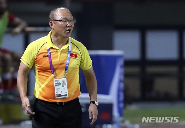 【브카시(인도네시아)=뉴시스】최진석 기자 = 27일(현지시각) 오후 인도네시아 브카시 패트리엇 스타디움에서 열린 '2018 자카르타·팔렘방 아시안게임' 남자 축구 8강전 베트남과 시리아의 경기. 베트남 박항서 감독이 작전 지시를 하고 있다. (Canon EOS-1D X Mark Ⅱ EF200-400 f4 IS Ⅱ USM ISO 3200, 셔터 1/500 , 조리개 4.5) 2018.08.27.&nbsp; myjs@newsis.com