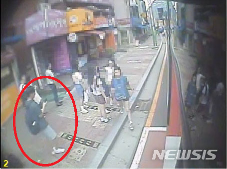 불법 촬영 중인 피의자(사진=경기남부경찰청 제공)