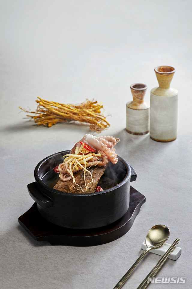 오크우드 프리미어 코엑스 센터 '오크 레스토랑'의 '강원 평창 황기를 넣은 낙지 한 마리 왕 갈비탕'
