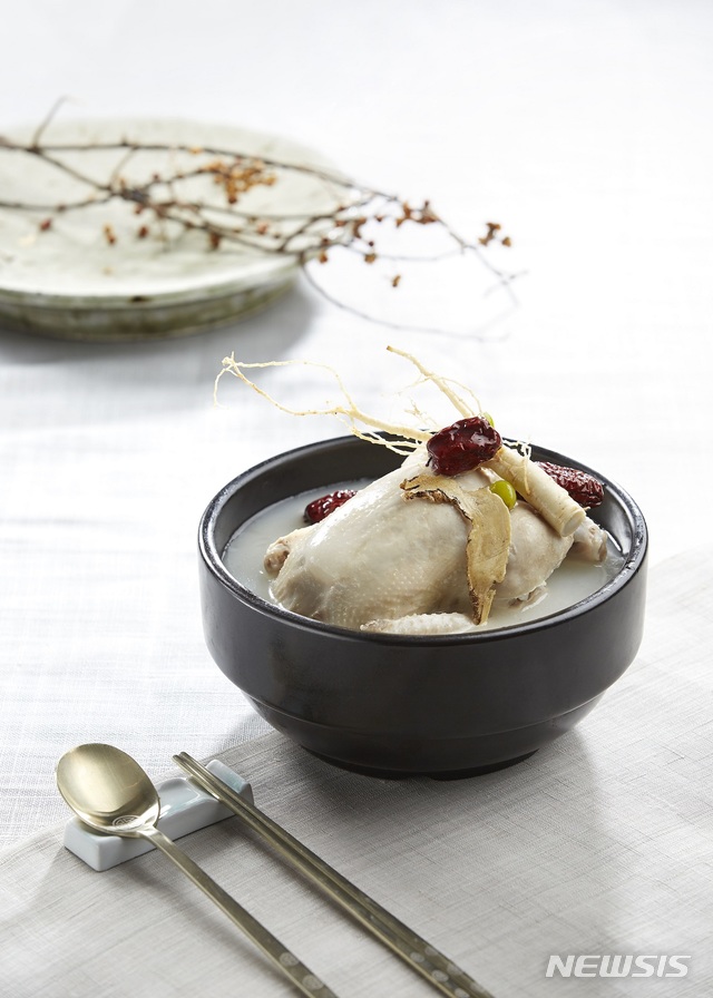 오크우드 프리미어 코엑스 센터 '오크 레스토랑'의 '능이버섯 한방 삼계탕'