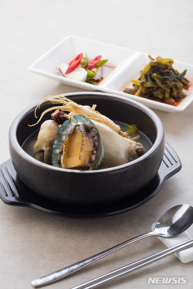 메리어트 이그제큐티브 아파트먼트 서울 '수 라운지'의 '전복 삼계탕'