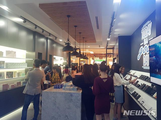 【세종=뉴시스】지난 25일 문을 연 태국 방콕 한국 화장품 홍보·판매장 모습. 2018.08.28.(사진 = 보건복지부 제공)photo@newsis.com