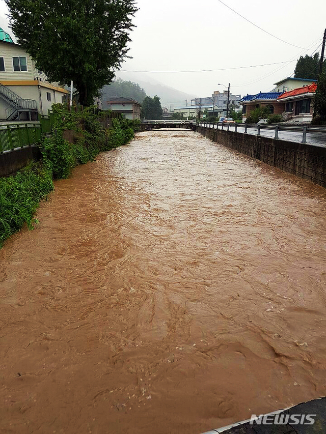 【제천=뉴시스】이병찬 기자 = 28일 많은 비가 내린 충북 제천시 수산면의 한 소하천이 주변 민가를 위협하고 있다. 이날 수산면에는 오후 1시 현재까지 121㎜의 비가 내렸다.2018.08.28. bclee@newsis.com