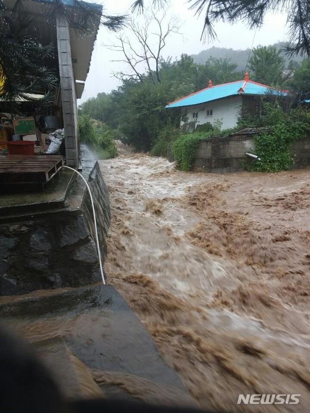 【청주=뉴시스】송휘헌 기자 = 28일 오후 2시22분께 폭우로 인해 충북 충주시 양성면 인근 하천이 불어나 도로와 주택이 침수되고 주민들이 고립됐다. 2018.08.28.(사진=충북소방본부제공)photo@newsis.com