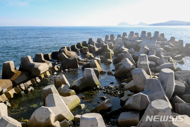 【서귀포=뉴시스】우장호 기자 = 28일 오후 제주 서귀포시 남원읍 위미리 위미항 동방파제 블록이 제19호 태풍 솔릭 영향으로 부서지거나 유실돼 있다. 1986년 국가어항으로 지정된 위미항은 이번 태풍으로 약 15억원의 재산피해를 입었다. 2018.08.28. woo1223@newsis.com