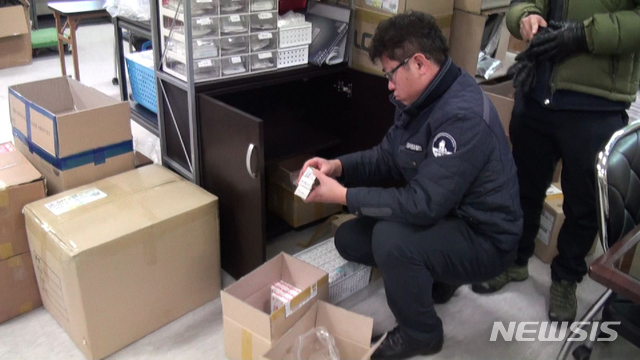 미용재료 도매상에서 무허가 마취크림을 압수수색하는 장면