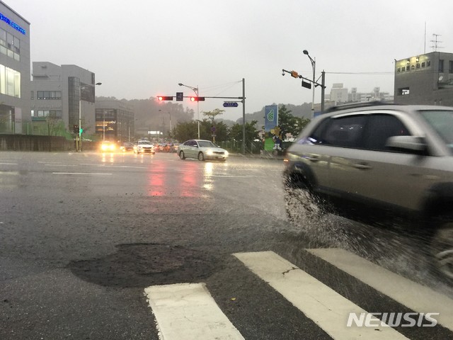 【춘천=뉴시스】박종우 기자 = 28일 오후 7시께 폭우가 내리는 가운데 강원 춘천시 온의동 춘천버스터미널 사거리에서 차량들이 빗물을 튀기며 운행하고 있다. 2018.08.28. jongwoo425@newsis.com