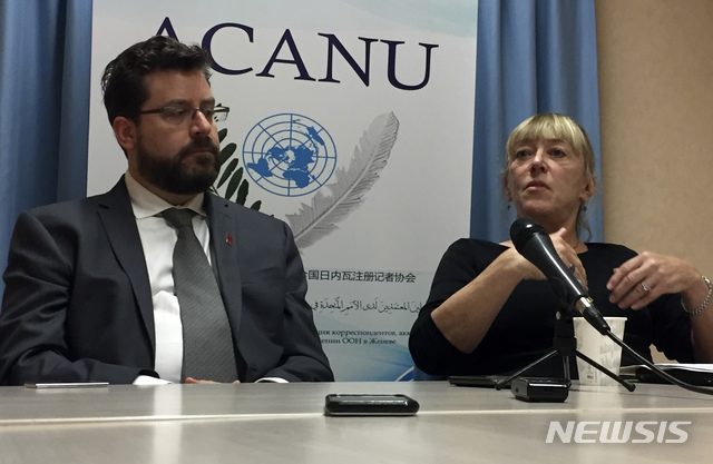 【제네바 ( 스위스) = AP/뉴시스】 로봇무기 규제를 위한 국제 위원회 대표 피터 아사로 교수(왼쪽)와 노벨평화상 수상자 조디 윌리엄스가 27일 개막한 제네바 유엔본부의 '킬러 로봇 대책회의'에서 발언하고 있다.&nbsp; 