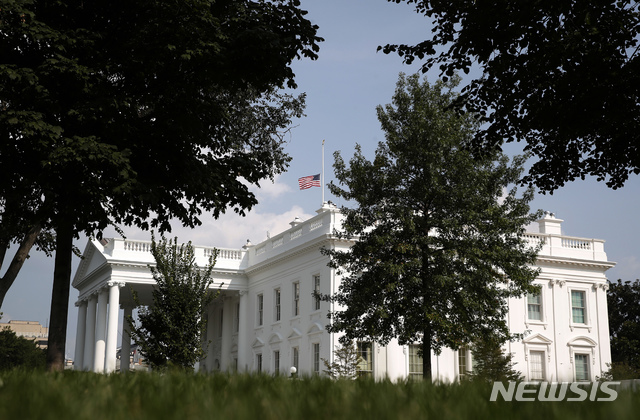 【워싱턴 = AP/뉴시스】 백악관의 성조기가 27일 오후부터 다시 반기로 내려져 게양되어 있다. 백악관의 국기는 주말에는 반기로 내려졌지만 존 매케인 상원의원의 서거 이틀 뒤인 27일 아침부터 다시 원상으로 돌아왔다가 여론의 반발에 밀려 오후에 다시 조기로 게양되었다.&nbsp; 