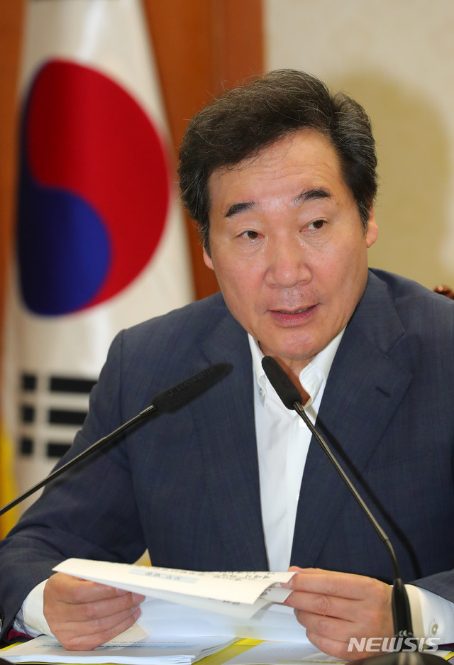 【서울=뉴시스】배훈식 기자 = 28일 오전 서울 종로구 정부서울청사에서 열린 국정현안점검조정회의에 참석한 이낙연(오른쪽) 총리가 모두발언하고 있다. 2018.08.28.&nbsp; dahora83@newsis.com