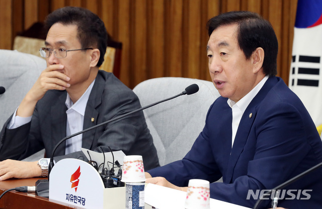 【서울=뉴시스】박영태 기자 = 28일 오전 서울 영등포구 여의도 국회에서 진행된 자유한국당 원내대책회의에서 김성태 원내대표가 모두발언을 하고 있다. 2018.08.28.since1999@newsis.com