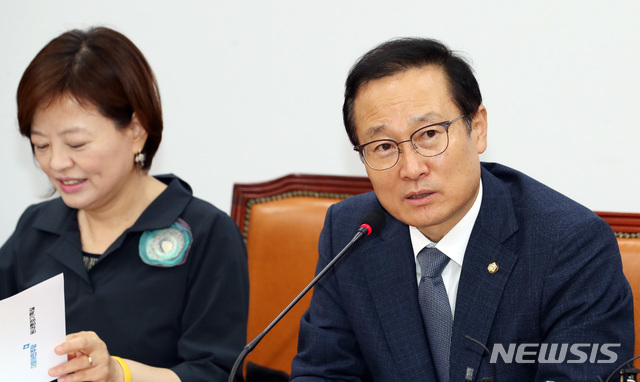 【서울=뉴시스】이종철 기자 = 28일 오전 서울 여의도 국회에서 열린 더불어민주당 원내대책회의에서 홍영표 원내대표가 모두발언을 하고 있다. 2018.08.28.&nbsp;&nbsp;&nbsp; jc4321@newsis.com