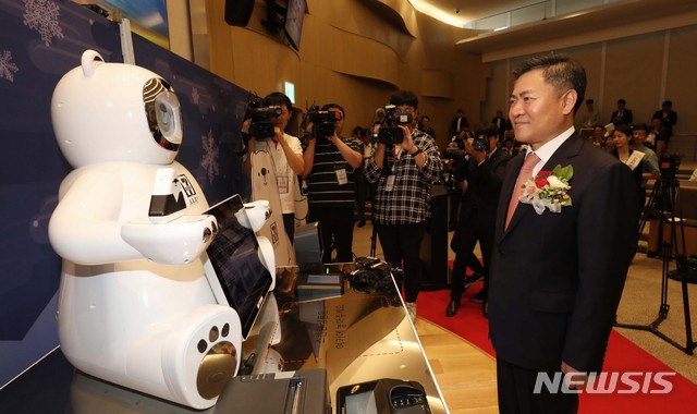 【서울=뉴시스】 고범준 기자 = 28일 오전 서울 송파구 롯데월드타워 오디토리움에서 열린 인공지능 결제 로봇 '브니' 기자 간담회에서 마용득 롯데정보통신 대표가 결제 로봇 브니를 시연하고 있다. 2018.08.28.&nbsp; bjko@newsis.com