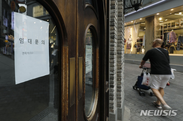 【서울=뉴시스】최동준 기자 = 한국은행이 28일 발표한 '2018년 8월 소비자동향조사 결과'에 따르면 소비자심리지수는 99.2로 으로 전월보다 1.8p 하락했다. 지난 6월부터 석달 연속 하락세를 나타낸 것으로 지난해 3월(96.3) 이후 1년 5개월 만에 처음으로 기준치(장기 평균)인 100을 밑돌았다. 이날 서울 중구 명동거리의 임대문의 글이 게시된 빈상점 앞으로 외국인 관광객들이 지나고 있다. 2018.08.28.&nbsp; photocdj@newsis.com