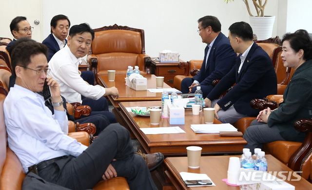 【서울=뉴시스】이종철 기자 = 28일 오전 서울 여의도 국회에서 열린 3당 원내대표-정책의장-상임위간사 순차회동에서 더불어민주당 홍영표, 자유한국당 김성태, 바른미래당 김관영 원내대표가 심각한 표정을 하고 있다. 2018.08.28.&nbsp;&nbsp; jc4321@newsis.com