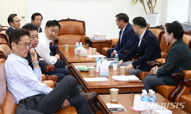 【서울=뉴시스】이종철 기자 = 28일 오전 서울 여의도 국회에서 열린 3당 원내대표-정책의장-상임위간사 순차회동에서 더불어민주당 홍영표, 자유한국당 김성태, 바른미래당 김관영 원내대표가 심각한 표정을 하고 있다. 2018.08.28.&nbsp;&nbsp;&nbsp; jc4321@newsis.com