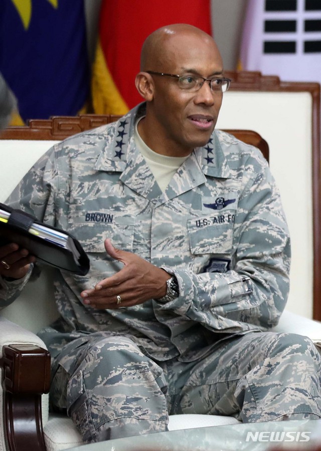 【서울=뉴시스】 고범준 기자 = 찰스 브라운 미국 태평양공군사령관이 28일 오후 서울 용산구 국방부 접견실에서 송영무 국방부 장관과 면담을 위해 자리에 착석하고 있다. 2018.08.28.&nbsp; bjko@newsis.com