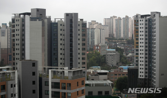 【서울=뉴시스】김선웅 기자 = 정부가 집값이 단기 급등하고 있는 종로구, 중구, 동대문구, 동작구 등 4개 구를 '투기지역'으로 추가 지정해 대출 규제 등 수요 억제에 대응하기로 했다. 경기 광명시, 하남시 등 2곳은 투기과열지구로 추가 지정했다. 사진은 28일 오후 서울 종로구 일대 아파트단지의 모습. 2018.08.28.  mangusta@newsis.com