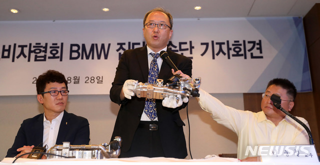 【서울=뉴시스】김선웅 기자 =28일 오후 서울 중구 프레스센터에서 열린 '한국소비자협회 BMW 집단소송단 기자회견'에서 박성지 대전보건대 과학수사과 교수가 화재와 관련이 있는 바이패스밸브, EGR 등 관련 부품을 들고 설명을 하고 있다. 리콜대상 BMW차량 집단소송을 진행 중인 한국소비자협회는 이날 기자회견에서 BMW 차량 화재 원인은 배출가스의 감소를 위해 주행 중에도 바이패스 밸브를 열리게 하는 위험한 ECU(전자제어장치)의 세팅이 원인으로 지목된다고 밝히고 국토교통부, 환경부 등 정부의 실태조사와 BMW의 해명을 요구했다. 2018.08.28.&nbsp; mangusta@newsis.com 