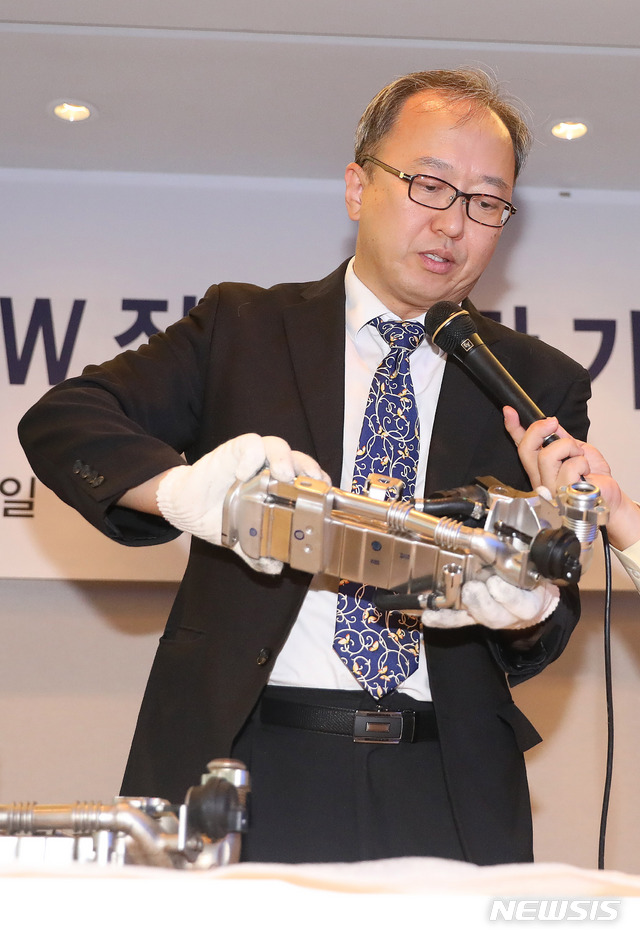 【서울=뉴시스】김선웅 기자 =28일 오후 서울 중구 프레스센터에서 열린 '한국소비자협회 BMW 집단소송단 기자회견'에서 박성지 대전보건대 과학수사과 교수가 화재와 관련이 있는 바이패스밸브, EGR 등 관련 부품을 들고 설명을 하고 있다. 리콜대상 BMW차량 집단소송을 진행 중인 한국소비자협회는 이날 기자회견에서 BMW 차량 화재 원인은 배출가스의 감소를 위해 주행 중에도 바이패스 밸브를 열리게 하는 위험한 ECU(전자제어장치)의 세팅이 원인으로 지목된다고 밝히고 국토교통부, 환경부 등 정부의 실태조사와 BMW의 해명을 요구했다. 2018.08.28.&nbsp; mangusta@newsis.com