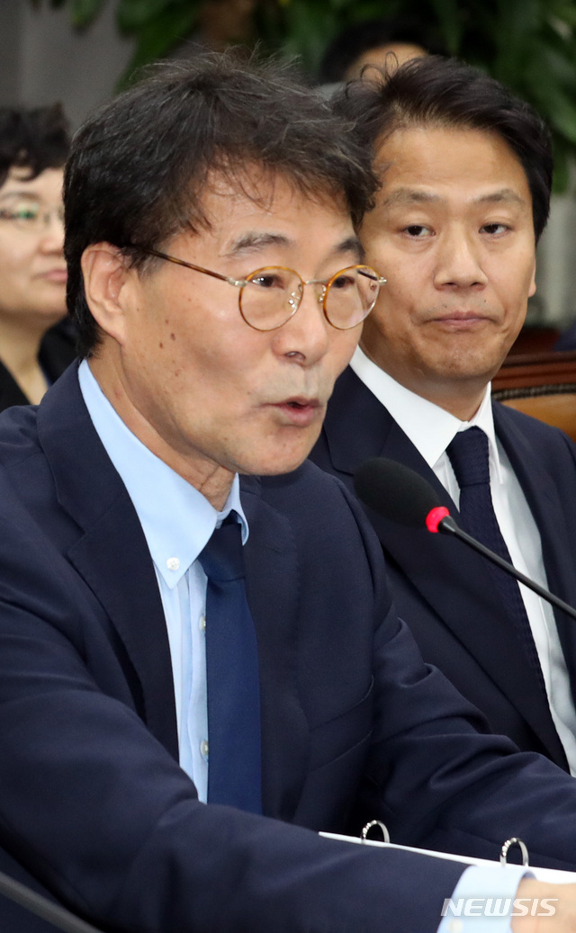 【서울=뉴시스】이종철 기자 = 28일 오전 서울 여의도 국회에서 열린 운영위원회 전체회의에 출석한 장하성 정책실장이 의원들의 질의에 답하고 있다. 옆은 임종석 대통령 비서실장. 2018.08.28.jc4321@newsis.com