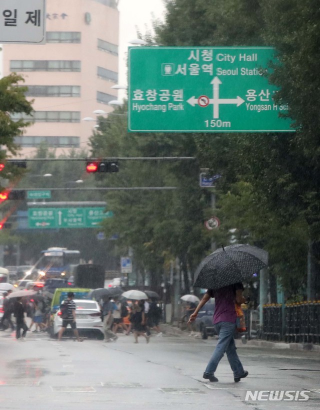 【서울=뉴시스】 고범준 기자 = 비가 내리는 28일 오후 서울 용산구 남영삼거리 인근에서 시민들이 우산을 쓰고 거리를 지나가고 있다. 2018.08.28. bjko@newsis.com