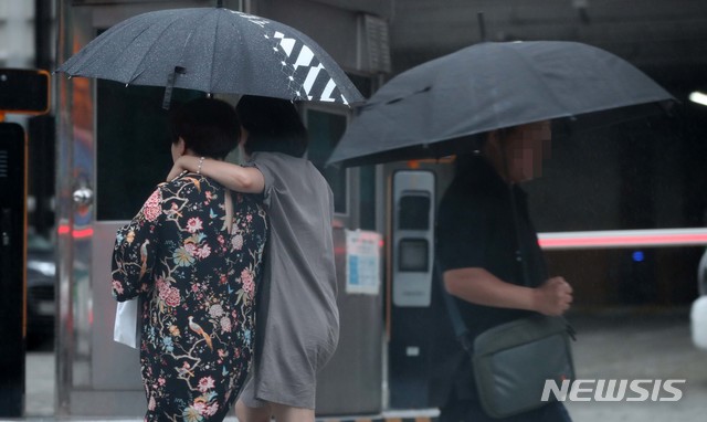 【서울=뉴시스】 고범준 기자 = 비가 내리는 28일 오후 서울역 인근에 시민들이 우산을 쓰고 거리를 지나가고 있다. 2018.08.28.&nbsp; bjko@newsis.com 