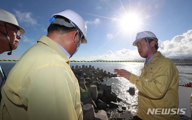 【서귀포=뉴시스】우장호 기자 = 김영춘 해양수산부 장관이 28일 오후 제주 서귀포시 남원읍 위미리 위미항을 방문해 제19호 태풍 '솔릭' 피해 현장을 점검하고 있다. 1986년 국가어항으로 지정된 위미항은 태풍 솔릭 영향으로 동방파제 블록이 유실돼 약 15억원의 재산피해를 입었다. 2018.08.28. woo1223@newsis.com