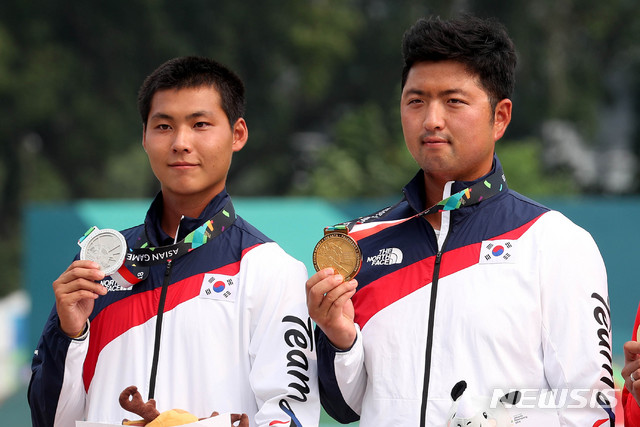 【자카르타(인도네시아)=뉴시스】추상철 기자 = 2018 자카르타-팔렘방 아시안게임 양궁 남자 리커브 개인전 시상식이 열린 28일(현지시각) 오후 인도네시아 자카르타 겔로라 붕 카르노(GBK) 양궁경기장에서 금메달을 딴 김우진과 은메달 이우석이 기념촬영을 하고 있다. 2018.08.28. scchoo@newsis.com