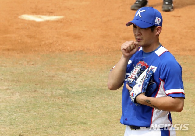 【자카르타(인도네시아)=뉴시스】최진석 기자 = 28일(현지시각) 오후 인도네시아 자카르타 겔로라 붕 카르노(GBK) 야구장에서 열린 '2018 자카르타·팔렘방 아시안게임' 야구 B조 한국과 홍콩의 경기. 한국 오지환이 몸을 풀고 있다. (Canon EOS-1D X Mark Ⅱ EF100-400 f4.5-5.6 IS Ⅱ USM ISO 1600, 셔터 1/1000, 조리개 11) 2018.08.28.&nbsp; myjs@newsis.com
