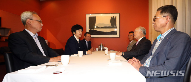【서울=뉴시스】김선웅 기자 = 노·사·정 대표자 6인이 28일 오후 서울 중구의 한 식당에서 회동을 하고 있다. 왼쪽부터 문성현 경제사회노동위원장, 김영주 고용노동부 장관, 김준동 대한상공회의소 부회장, 김명환 민주노총 위원장, 손경식 경총 회장, 김주영 한국노총 위원장. 2018.08.28. mangusta@newsis.com