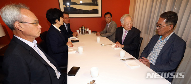 【서울=뉴시스】김선웅 기자 = 노·사·정 대표자 6인이 28일 오후 서울 중구의 한 식당에서 회동을 하고 있다. 왼쪽부터 문성현 경제사회노동위원장, 김영주 고용노동부 장관, 김준동 대한상공회의소 부회장, 김명환 민주노총 위원장, 손경식 경총 회장, 김주영 한국노총 위원장. 2018.08.28. mangusta@newsis.com
