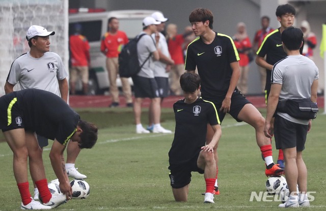 【치비농(인도네시아)=뉴시스】최진석 기자 = 28일(현지시각) 오후 인도네시아 치비농 파칸사리 스타디움에서 열린 '2018 자카르타·팔렘방 아시안게임' 대한민국 U-23 남자 축구대표팀 훈련에서 김학범 감독이 황의조를 바라보고 있다. (Canon EOS-1D X Mark Ⅱ EF100-400 f4.5-5.6 IS Ⅱ USM ISO 3200, 셔터 1/800, 조리개 6.3) 2018.08.28. myjs@newsis.com