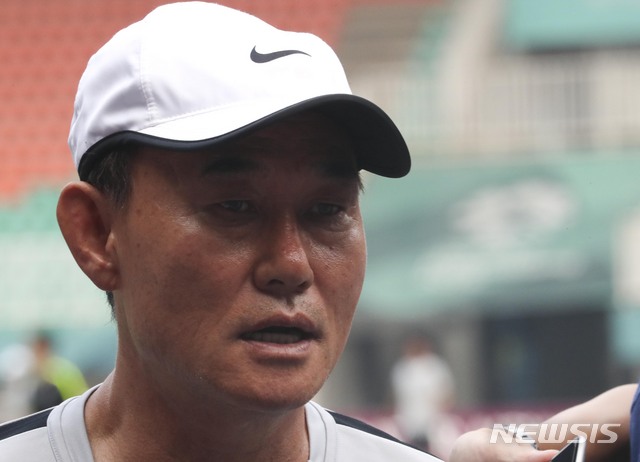 【치비농(인도네시아)=뉴시스】최진석 기자 = 28일(현지시각) 오후 인도네시아 치비농 파칸사리 스타디움에서 열린 '2018 자카르타·팔렘방 아시안게임' 대한민국 U-23 남자 축구대표팀 훈련에서 김학범 감독이 인터뷰를 하고 있다. (Canon EOS-1D X Mark Ⅱ EF100-400 f4.5-5.6 IS Ⅱ USM ISO 3200, 셔터 1/160, 조리개 18) 2018.08.28. myjs@newsis.com