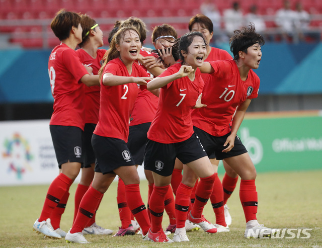 '통한의 자책골' 여자축구, 일본에 1:2 패···결승행 무산