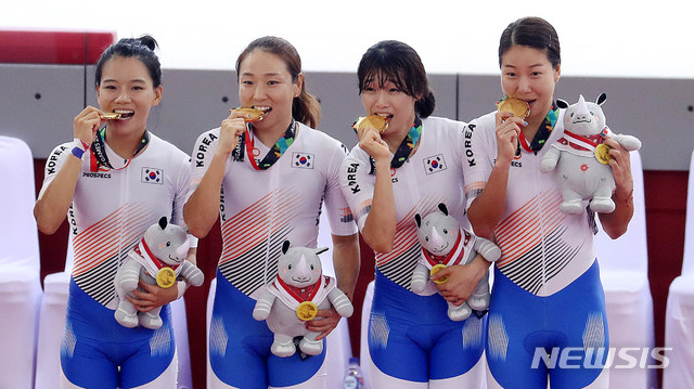 【자카르타(인도네시아)=뉴시스】추상철 기자 = 2018 자카르타-팔렘방 아시안게임 사이클 여자 단체 추발 시상식이 열린 28일(현지시각) 오후 인도네시아 자카르타 벨로디움에서 금메달을 딴 대한민국(김유리,김현지,이주미,나아름) 대표팀이 메달을 들어보이고 있다. 2018.08.28. scchoo@newsis.com