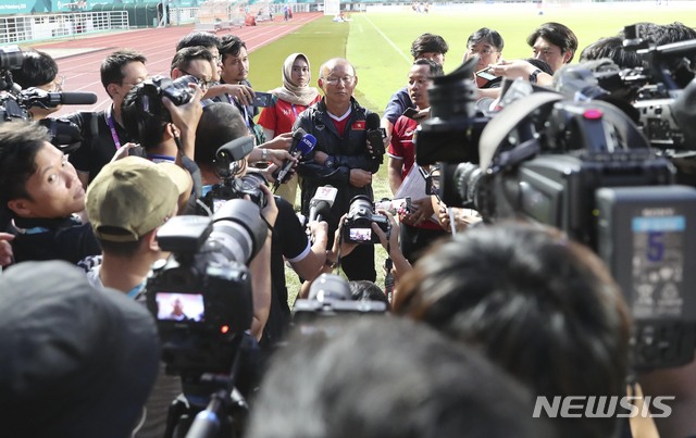 【치비농(인도네시아)=뉴시스】최진석 기자 = 28일(현지시각) 오후 인도네시아 치비농 파칸사리 스타디움에서 열린 '2018 자카르타·팔렘방 아시안게임' 베트남 U-23 남자 축구대표팀 훈련에서 박항서 감독이 인터뷰를 하고 있다. 2018.08.28. myjs@newsis.com