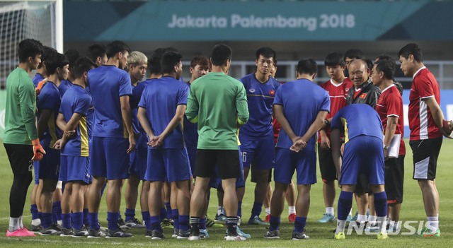 【치비농(인도네시아)=뉴시스】최진석 기자 = 28일(현지시각) 오후 인도네시아 치비농 파칸사리 스타디움에서 열린 '2018 자카르타·팔렘방 아시안게임' 베트남 U-23 남자 축구대표팀 훈련에서 박항서 감독이 선수들에게 지시를 하고 있다. 2018.08.28. myjs@newsis.com