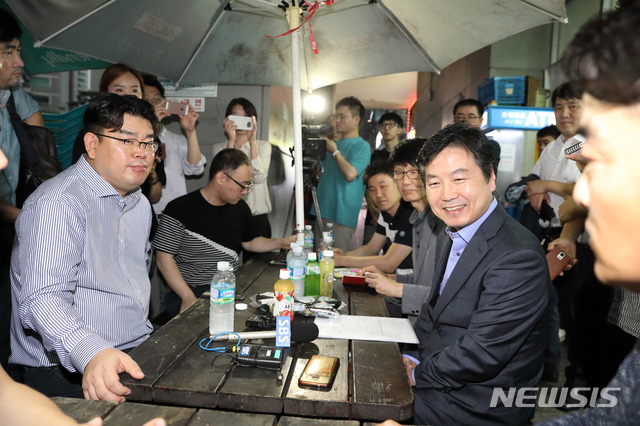 【서울=뉴시스】최동준 기자 = 홍종학 중소벤처기업부 장관이 28일 서울 구로구 한 편의점 앞에서 전국편의점가맹점주협의회 관계자들과 간담회를 하고 있다. 2018.08.28. (사진=중소벤처기업부 제공)&nbsp; photo@newsis.com