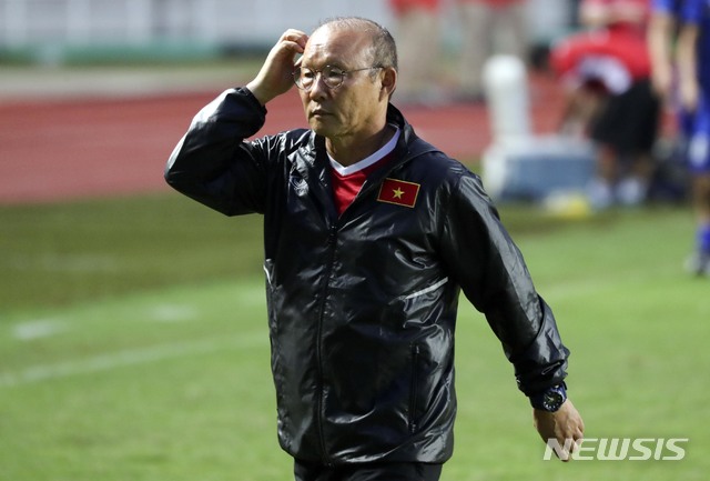 【치비농(인도네시아)=뉴시스】최진석 기자 = 28일(현지시각) 오후 인도네시아 치비농 파칸사리 스타디움에서 '2018 자카르타·팔렘방 아시안게임' 베트남 U-23 남자 축구대표팀 박항서 감독이 이동하며 머리를 만지고 있다. 2018.08.28.myjs@newsis.com