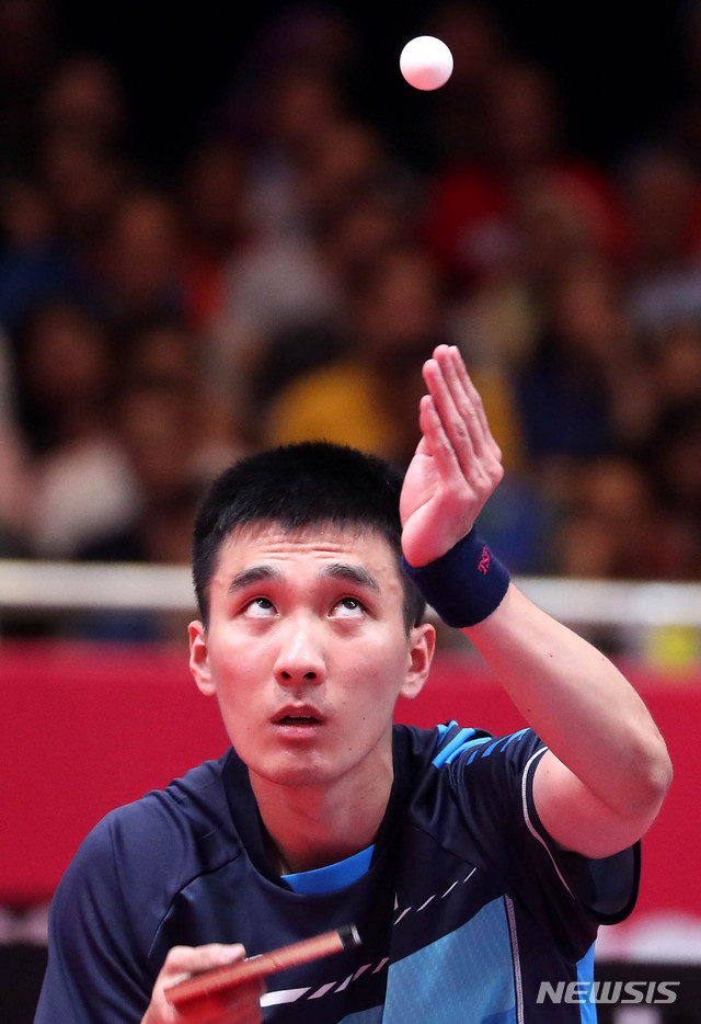 【자카르타(인도네시아)=뉴시스】추상철 기자 = 2018 자카르타-팔렘방 아시안게임 남자 탁구 단체전 결승경기가 열린 28일(현지시각) 오후 인도네시아 자카르타 엑스포에서 대한민국 이상수가 중국과 경기를 펼치고 있다. 2018.08.28. scchoo@newsis.com
