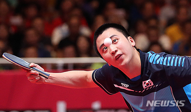 【자카르타(인도네시아)=뉴시스】추상철 기자 = 2018 자카르타-팔렘방 아시안게임 남자 탁구 단체전 결승경기가 열린 28일(현지시각) 오후 인도네시아 자카르타 엑스포에서 대한민국 정영식이 중국과 경기를 펼치고 있다. 2018.08.28. scchoo@newsis.com