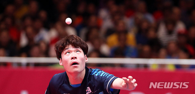 【자카르타(인도네시아)=뉴시스】추상철 기자 = 2018 자카르타-팔렘방 아시안게임 남자 탁구 단체전 결승경기가 열린 28일(현지시각) 오후 인도네시아 자카르타 엑스포에서 대한민국 장우진이 중국과 경기를 펼치고 있다. 2018.08.28. scchoo@newsis.com
